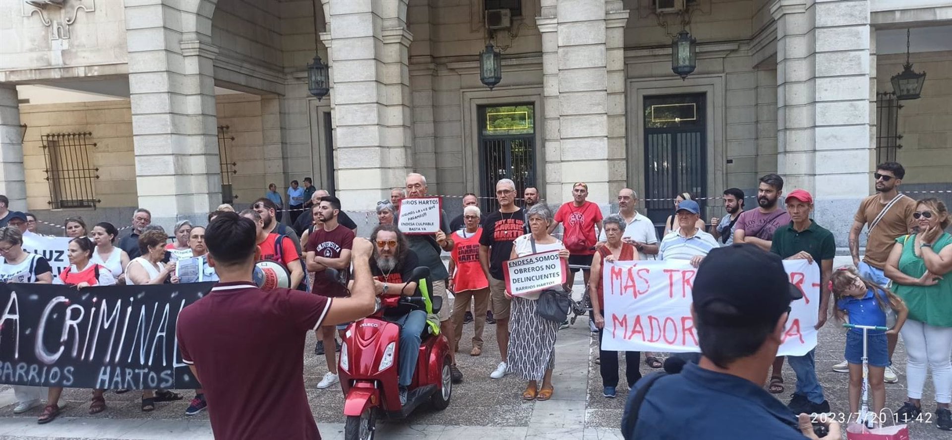 Concentración en la puerta de los juzgados donde la plataforma Barrios Hartos ha presentado un escrito para exigir que se llegue &quot;al fondo de la cuestión&quot; de los cortes de luz. - BARRIOS HARTOS