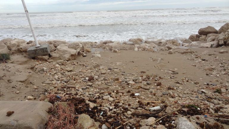 Playa de Les Deveses, en Dénia, tras el temporal del 17 al 19 de diciembre.