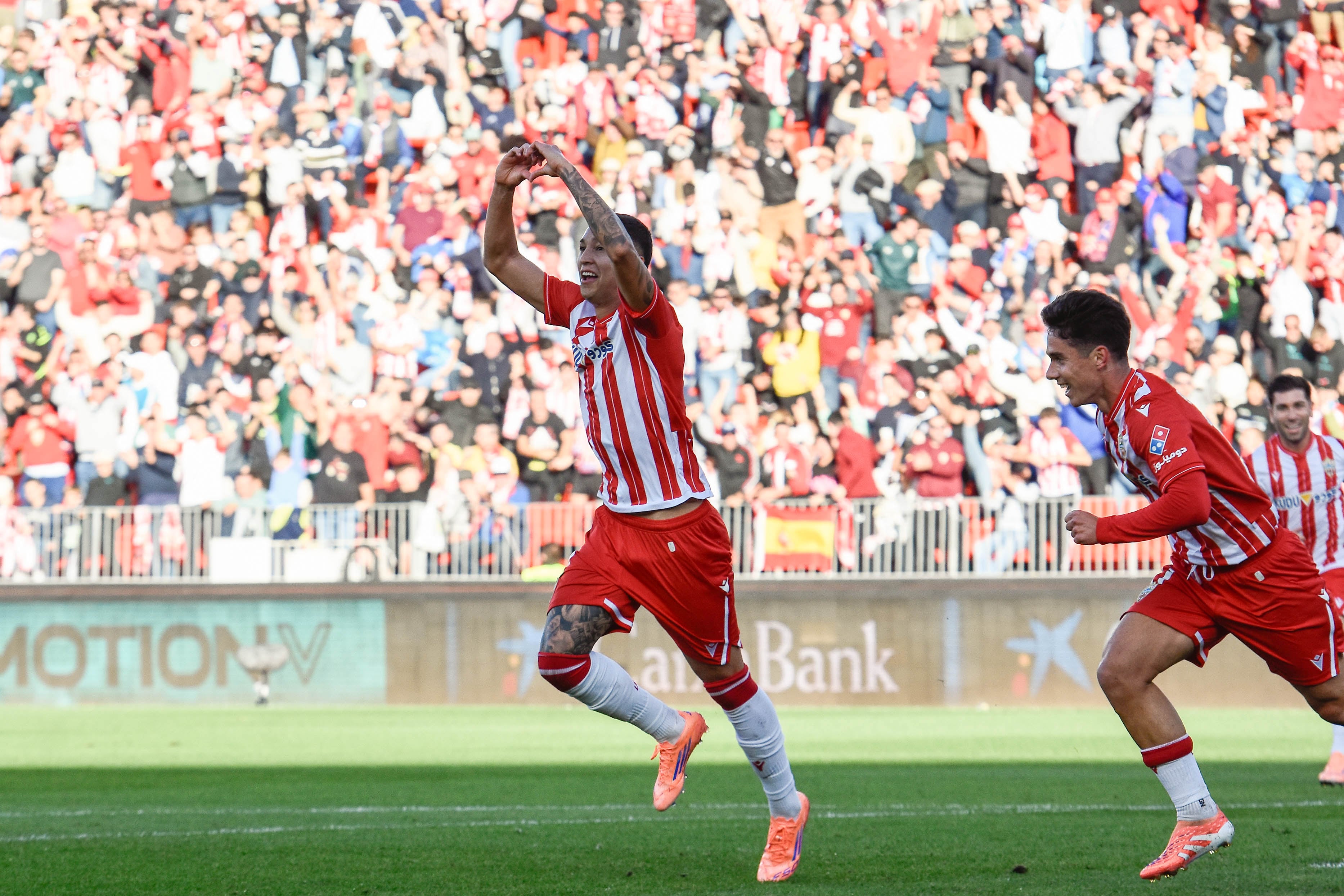 Thalys celebra el primero que llegaba de regalo de la defensa rival.