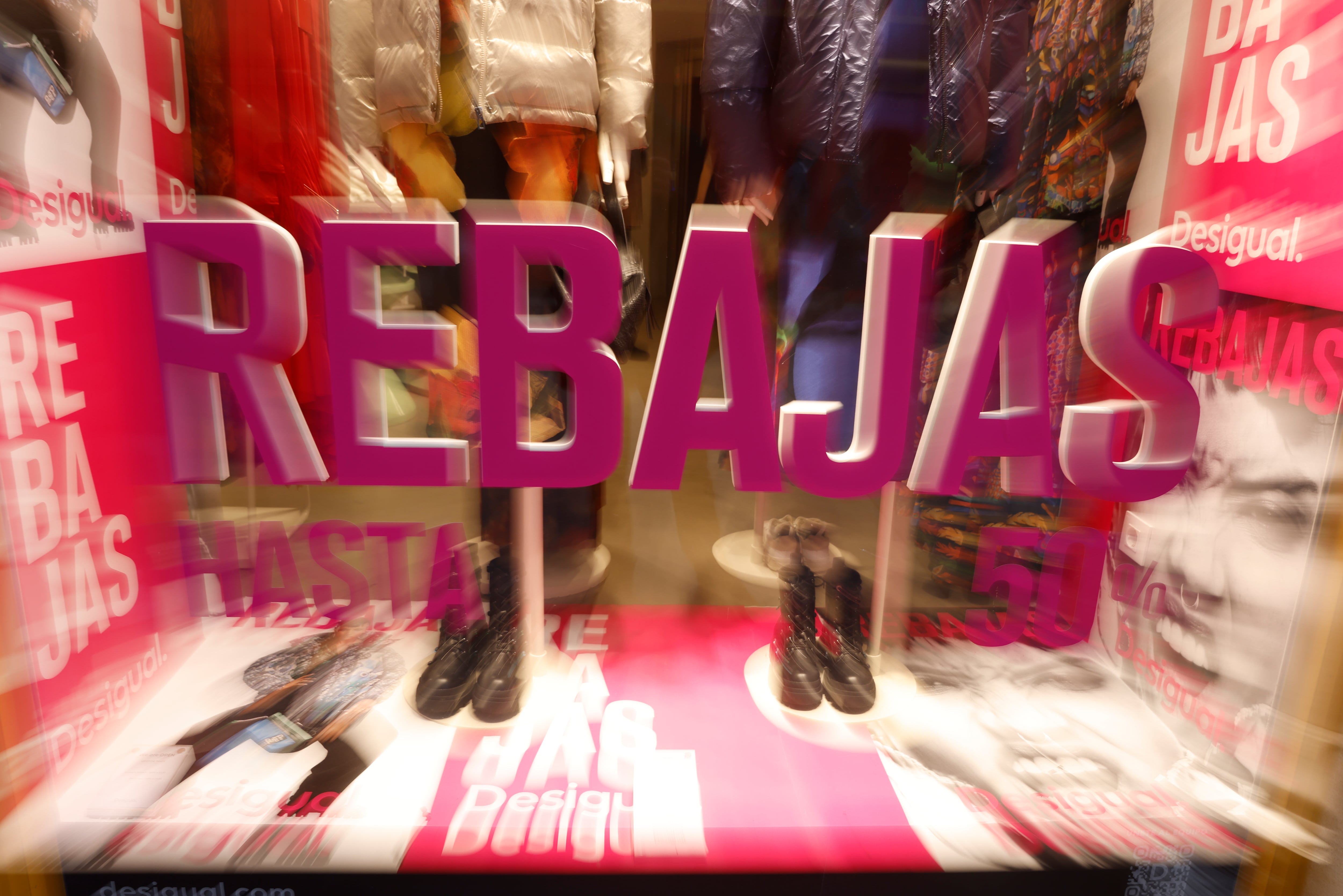 Las rebajas de invierno han llegado ya a algunos comercios y a partir del 7 de enero, tras los Reyes, comenzarán en los grandes centros comerciales