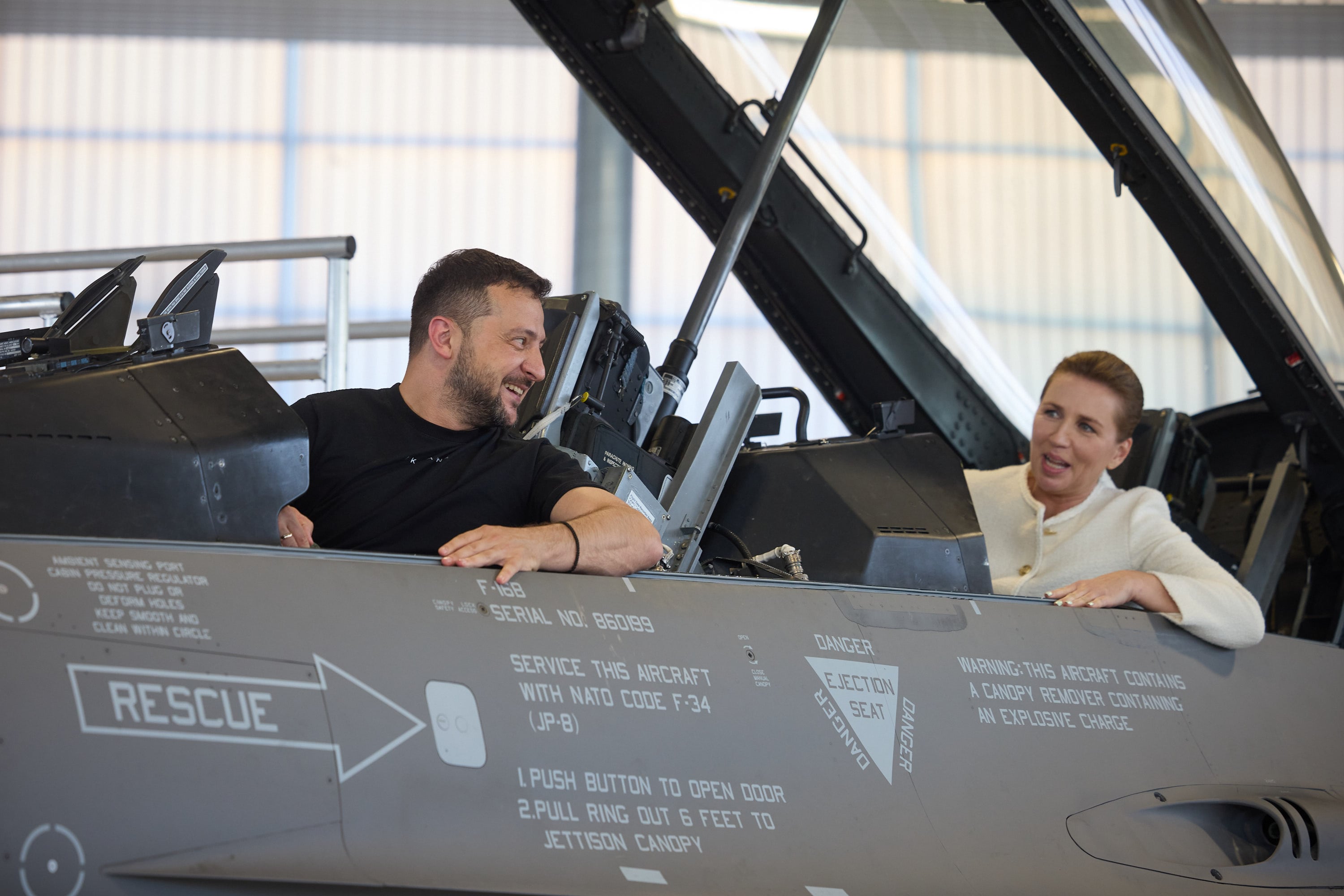 Volodímir Zelenski y Mette Frederiksen subidos a un caza F-16 durante la visita del presidente ucraniano a una base aérea danesa