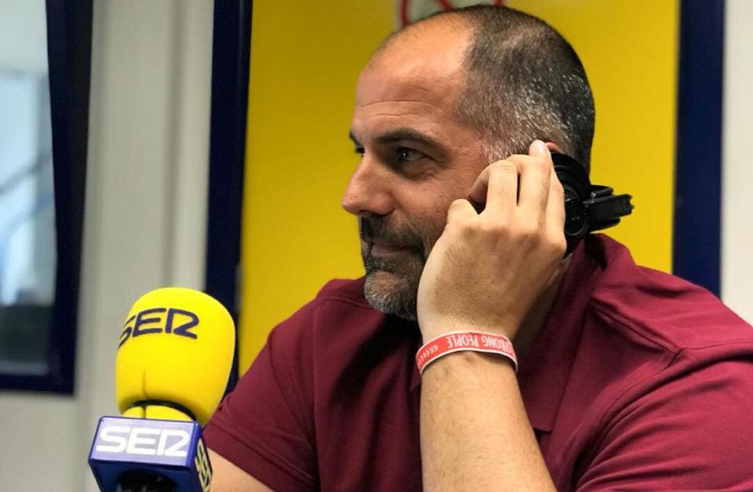 Rafa Gomar en los estudios de Radio Gandia SER