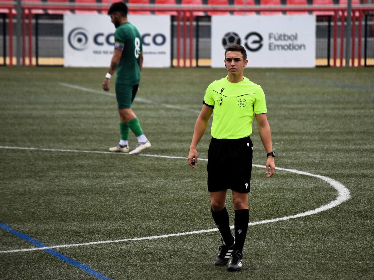 Iker García, sanroqueño y dirigiendo partidos en Tercera Federación