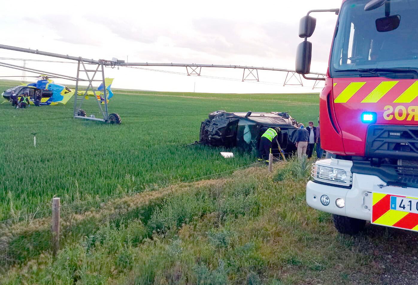 Accidente de tráfico al volcar un turismo en la A-11, en el que cinco personas resultaron heridas, en Villalar de los Comuneros (Valladolid)