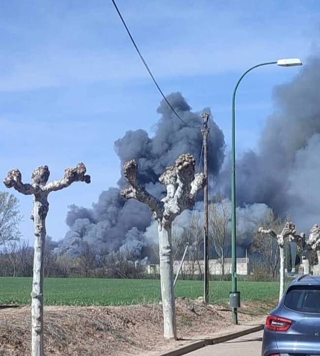 La humareda ha alertado del incendio en Sinovas a varios kilómetros a la redonda