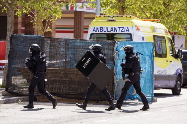 Agentes de la Unidad de Intervención de la Ertzaintza se disponen a entrar a la vivienda.