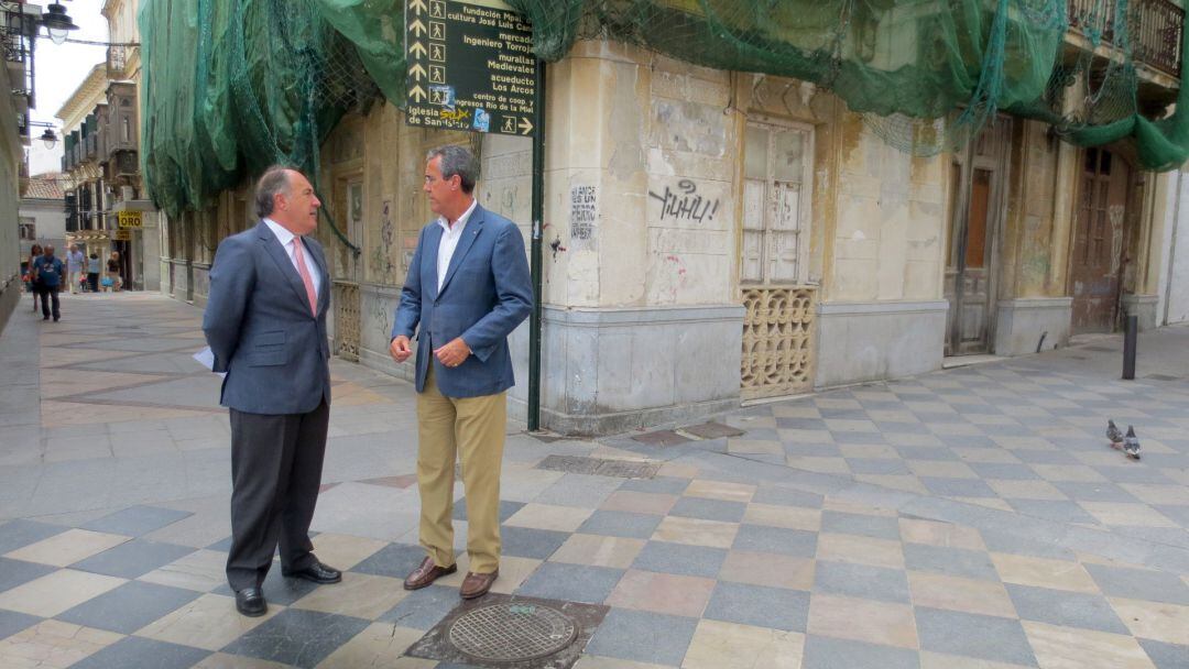 Landaluce y el exedil de Urbanismo, Diego González De la Torre, junto a la fachada de la Casa Millán.