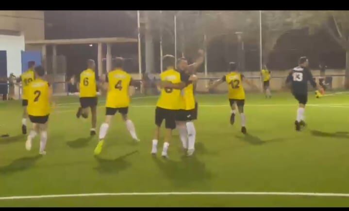 El equipo celebra la victoria