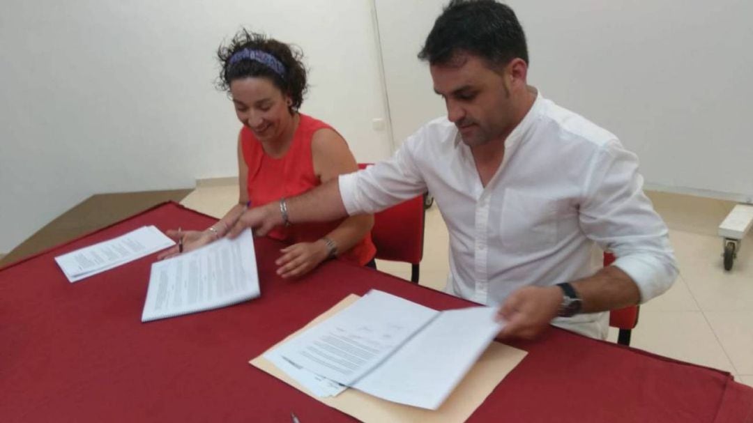 El socialista Diego Soriano junto a Sonia Muñoz, de IU, firmando el acuerdo en 2019