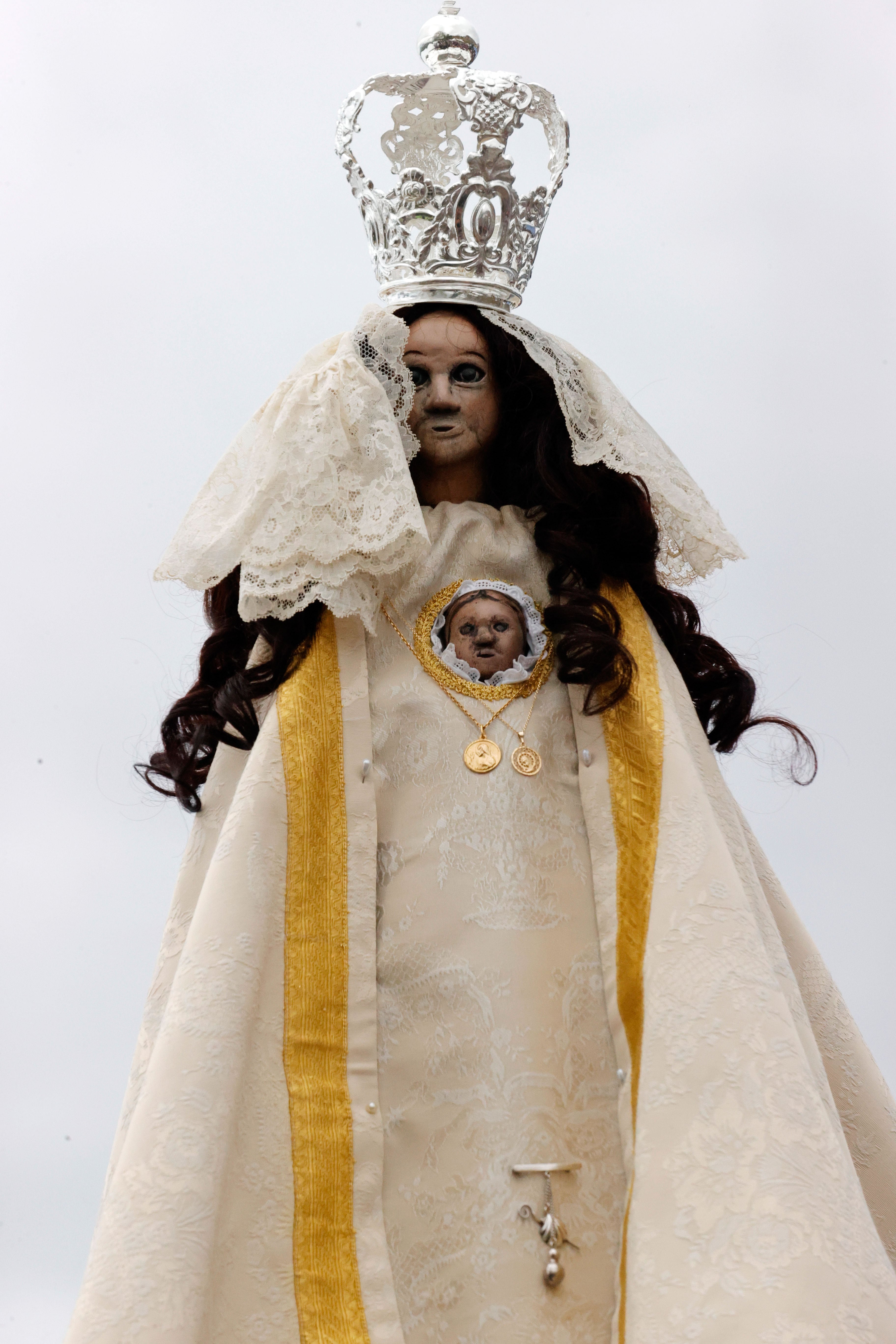 FERROL, 10/04/2023.- Ferrol alarga las vacaciones de Semana Santa con su tradicional festivo local del Lunes de Pascua, en el que celebra la romería de Chamorro por su patrona: la Virgen del Nordés (en la imagen). EFE/Kiko Delgado