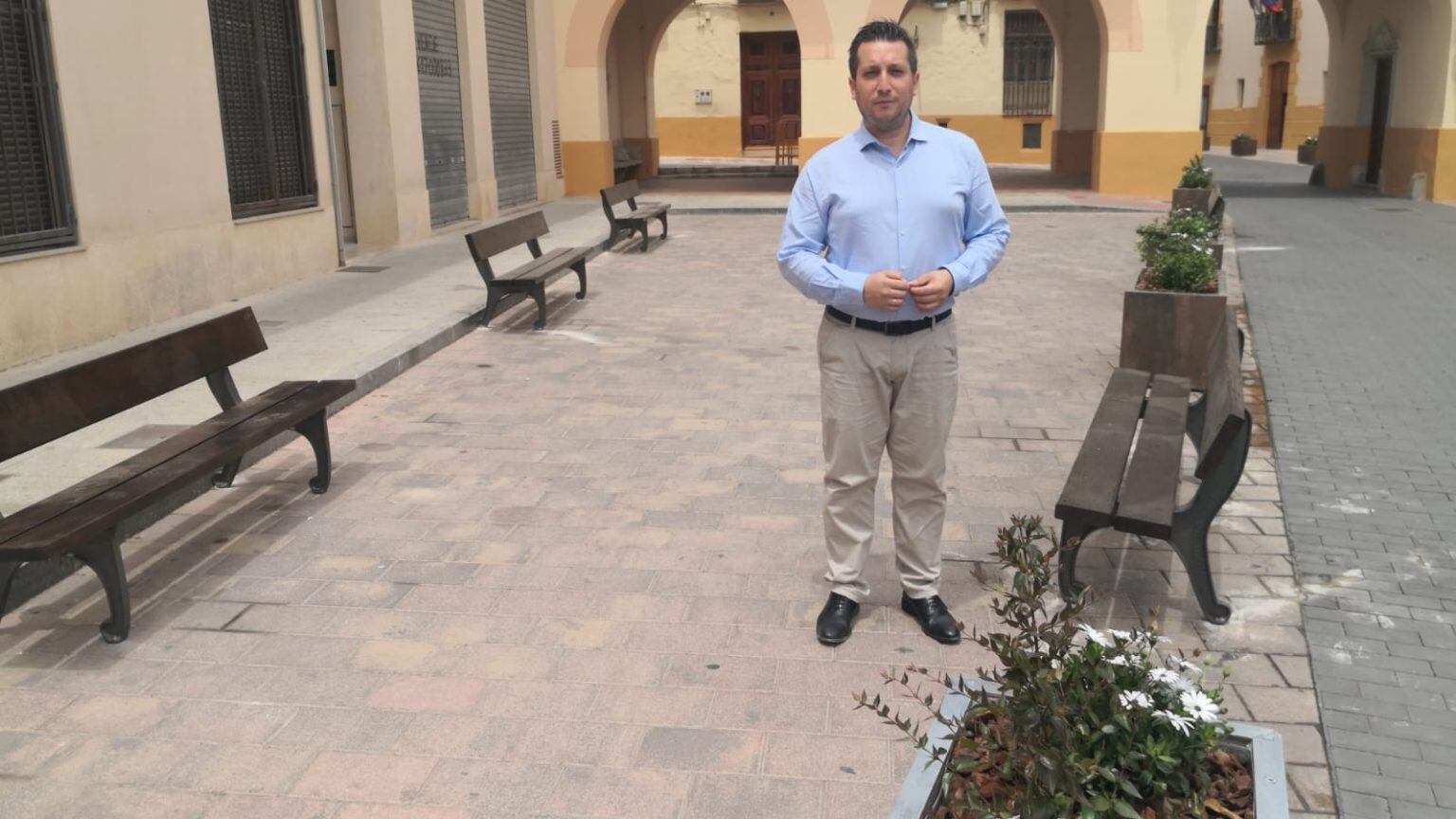 El alcalde en la Plaza de la Iglesia