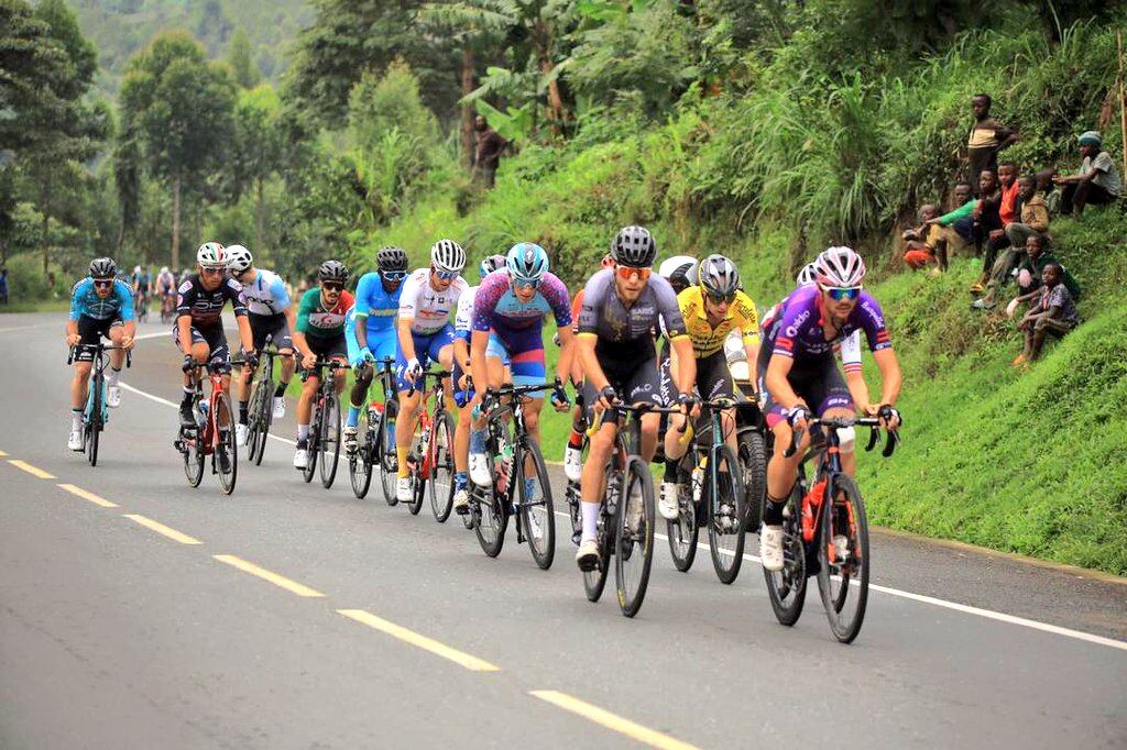 El arandino Mario Aparicio (Burgos BH) -izq- tira del grupo de favoritos escoltando al líder de la carrera, su compañero Ángel Madrazo