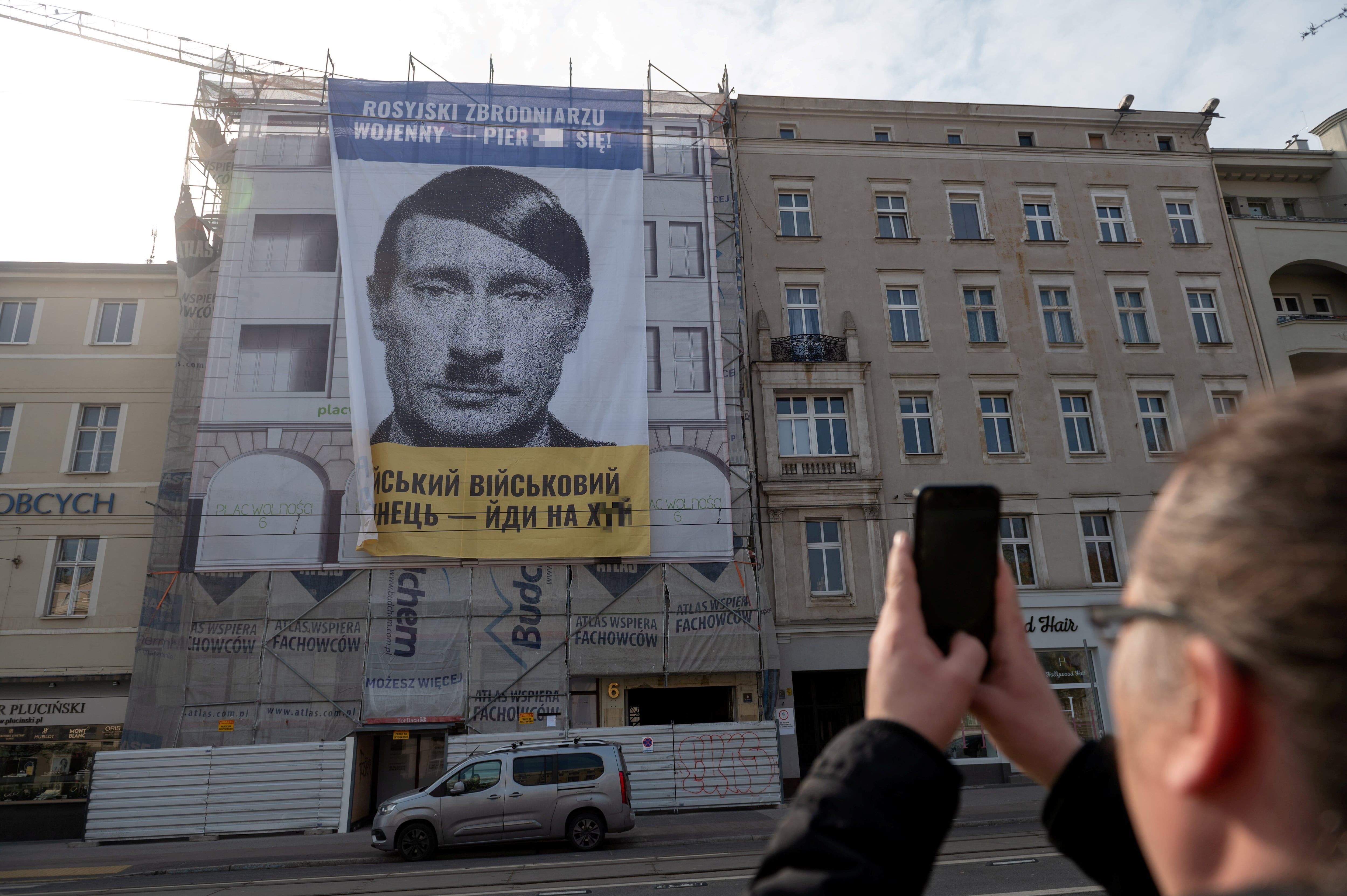 Un cartel colgado de una fachada de Poznan (Polonia) caracteriza al presidente ruso, Vladimir Putin, como si fuese el dictador nazi Adolf Hitler.