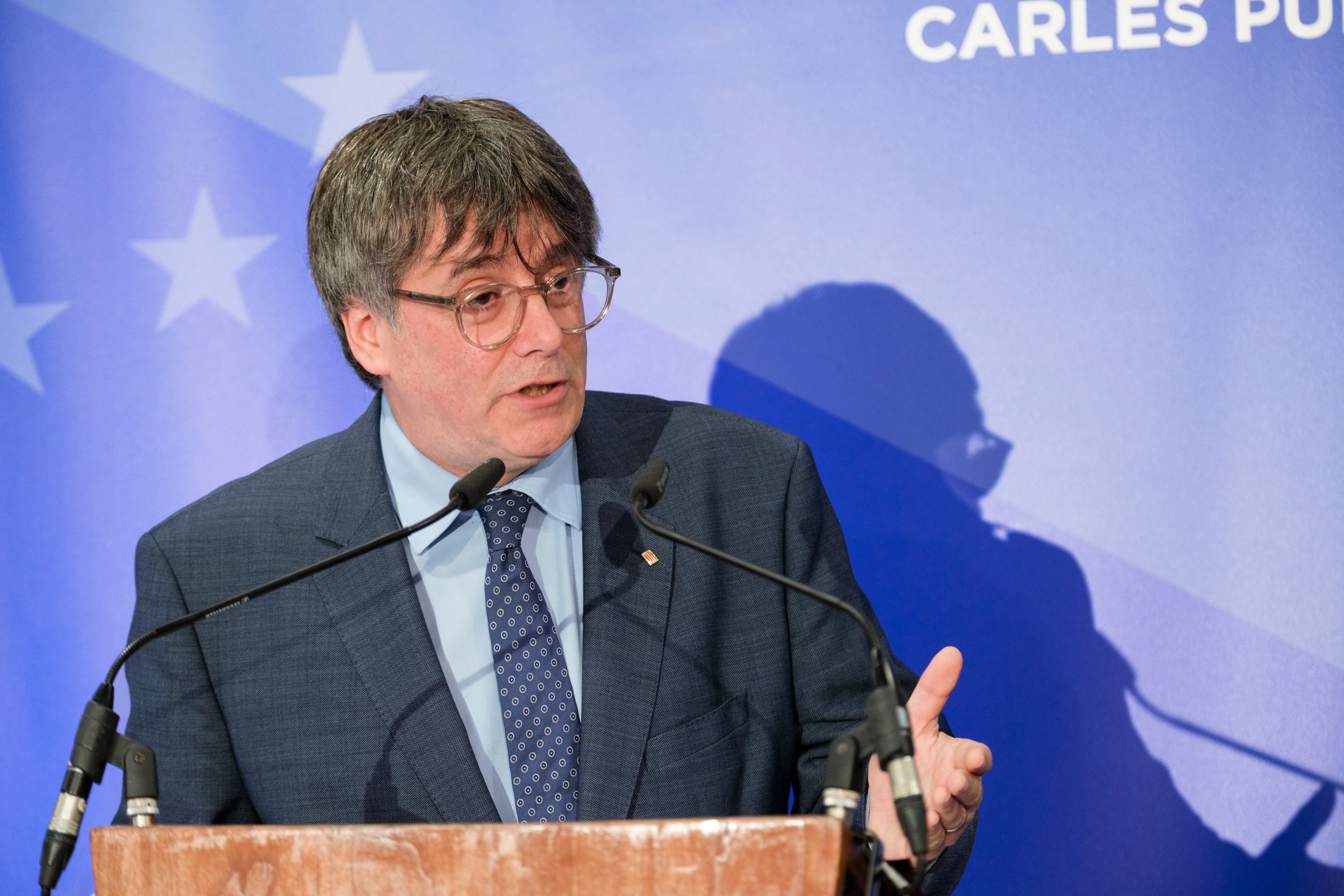 BRUSSELS, BELGIUM - SEPTEMBER 5: Spanish Member of the European Parliament (MEP) Carles Puigdemont i Casamajó talks to followers and the press in a hotel on September 5, 2023 in Brussels, Belgium. Catalan leader Carles Puigdemont laid down his conditions this Tuesday for support for the re-election or the election of the head of the Spanish government. Unsurprisingly, the co-founder of the National Call for the Republic (CNxR), leader of the Together for Catalonia (JuntsxCat), in Belgium for almost six years, demanded the holding of a referendum on self-determination in Catalonia, his amnesty like that of his former advisers and players in the condemned independence movement. (Photo by Thierry Monasse/Getty Images)