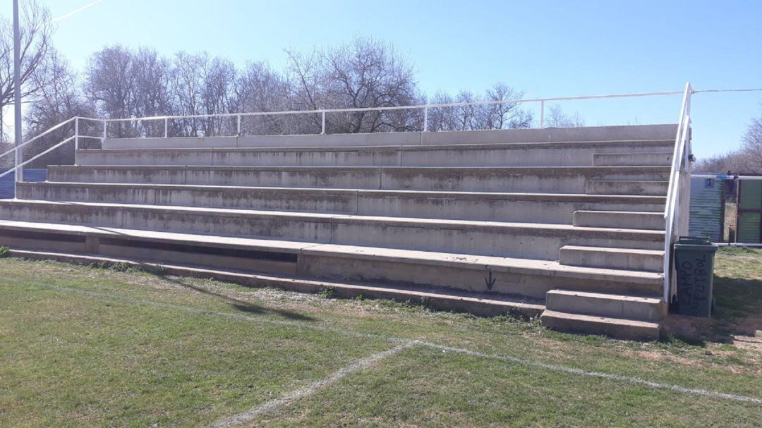 Grada del campo de El Vivero en Alhama de Aragón