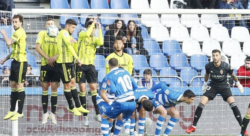 Una imagen del último Deportivo-Real Zaragoza, disputado en Riazor en la que Aketxe lanza una falta sobre la portería del equipo aragonés