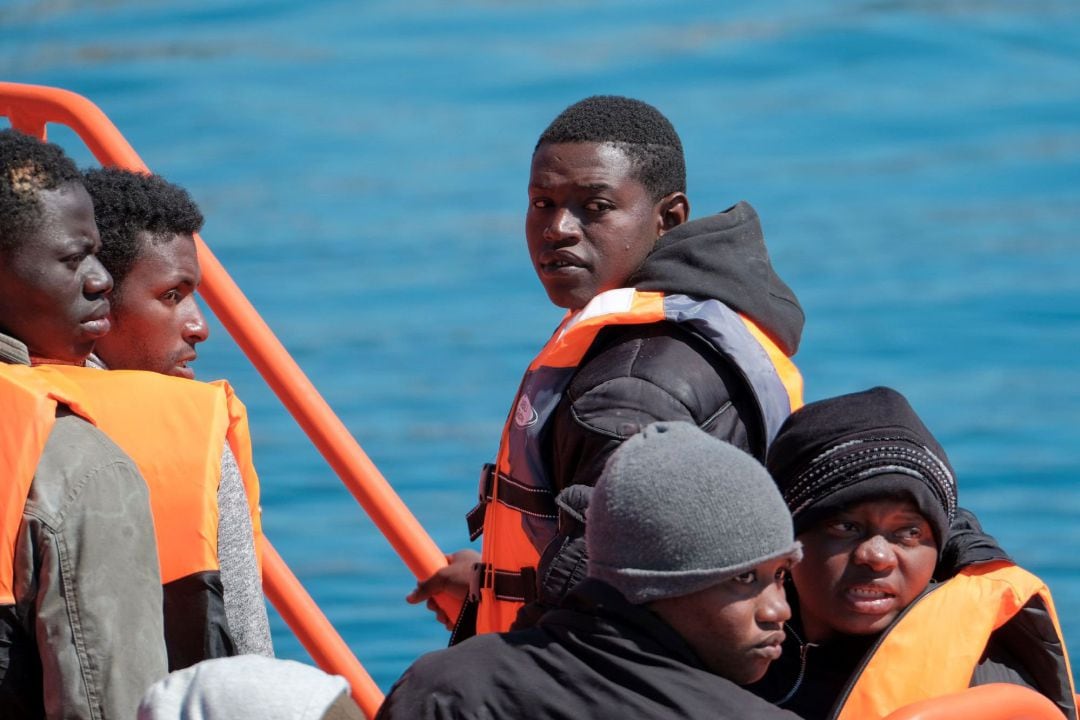 Una embarcación de Salvamento Marítimo ha rescatado este lunes en aguas al sur de Gran Canaria a 31 inmigrantes de origen subsahariano que se dirigían a la isla en una patera: 16 hombres, 12 mujeres y tres niños. 