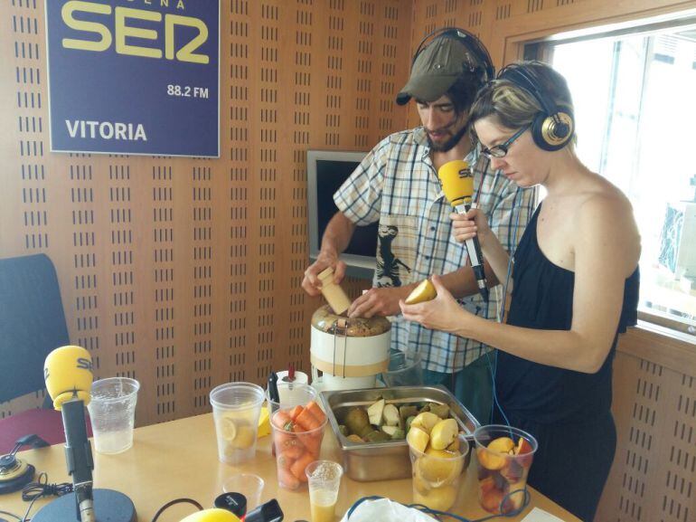 Ruben y Naiara cocinando a golpe de licuadora