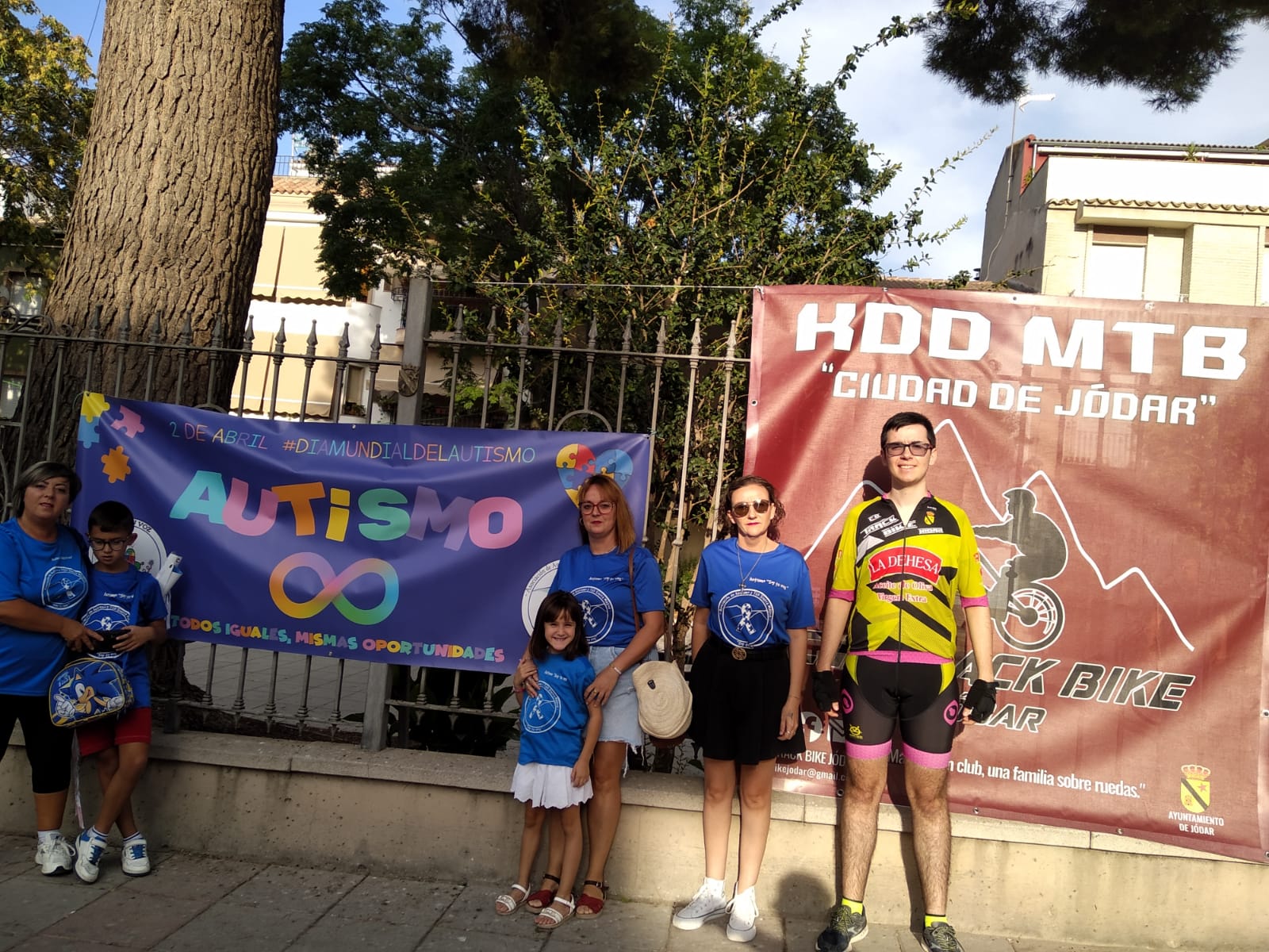 Voluntarias de la Asociación &#039;Soy tu Voz&#039; ante los carteles