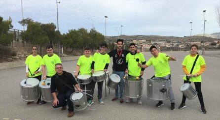 Los integrantes de la batucada durante un ensayo en el IES Monastil
