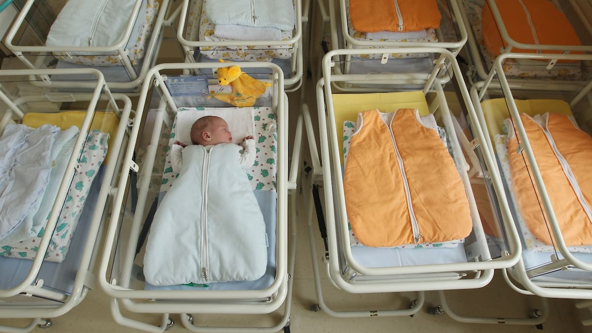 Precariedad, vivienda y cambio cultural, las razones que hunden la natalidad en Cantabria