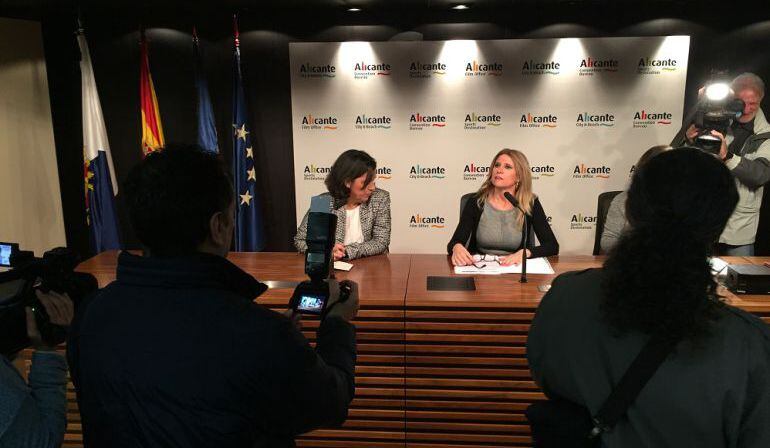 Eva Montesinos (i), en una imagen de archivo