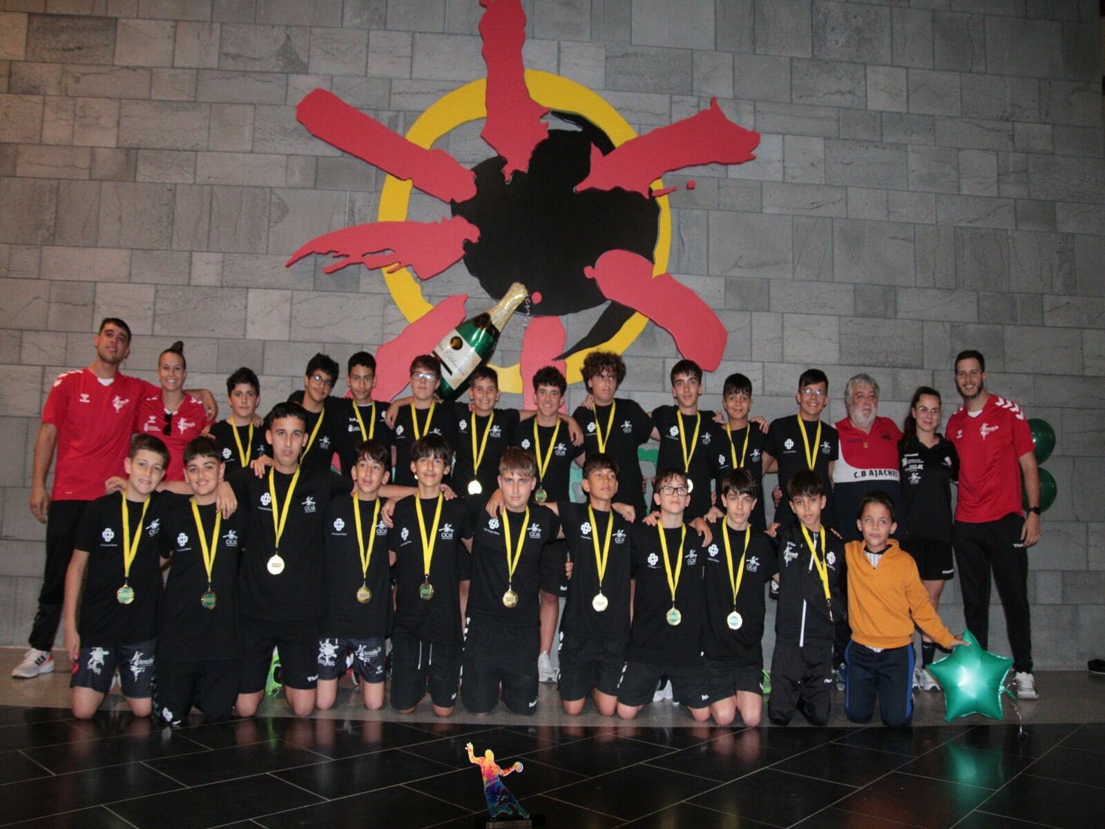 Jugadores y cuerpo técnico del Ca´Mario Lanzarote infantil masculino.