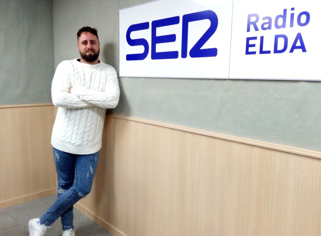 Aitor Belda, Dj eldense, en el estudio de Radio Elda