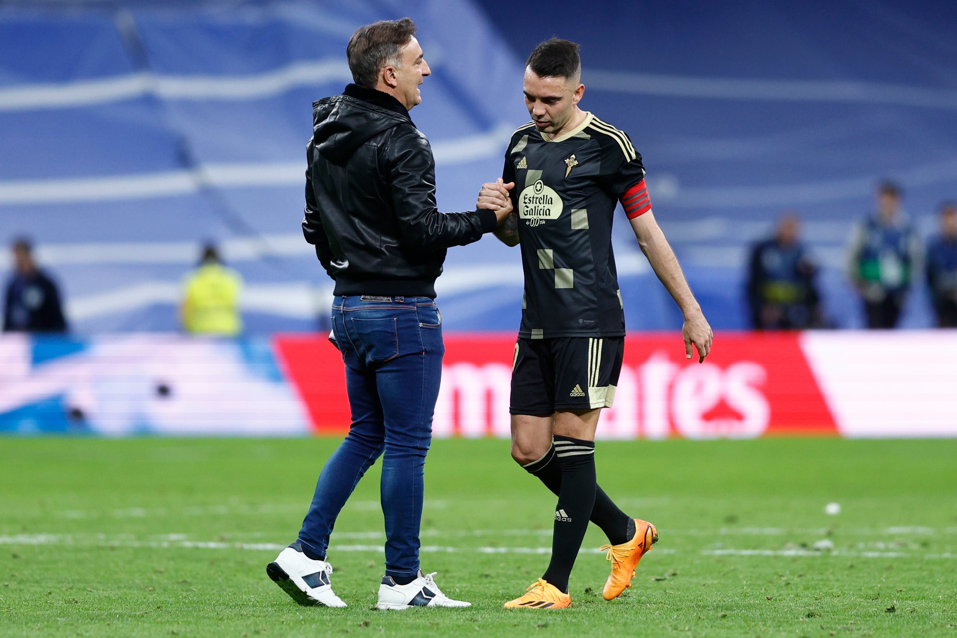 MADRID, 22/04/2023.- El delantero del Celta, Iago Aspas y el técnico portugués del equipo gallego, Carlos Carvalhal, a la finalización del partido de la jornada 30 de Liga que Real Madrid y Celta de Vigo disputan este sábado en el estadio Santiago Bernabéu, en Madrid. EFE/Rodrigo Jiménez.
