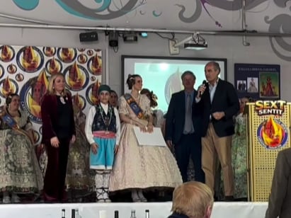 Camps recibe el reconocimiento de Fallero de Honor en una falla de Burriana