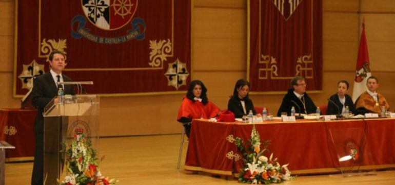 García Page durante su intervención en la toma de posesión de Miguel Angel Collado como rector de la UCLM