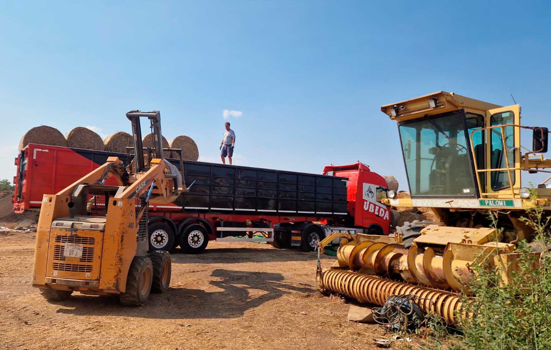 El camión de Desguaces Úbeda fue hasta Benifaió para cargar las 16 toneladas de paja y trasladarlas a Zamora