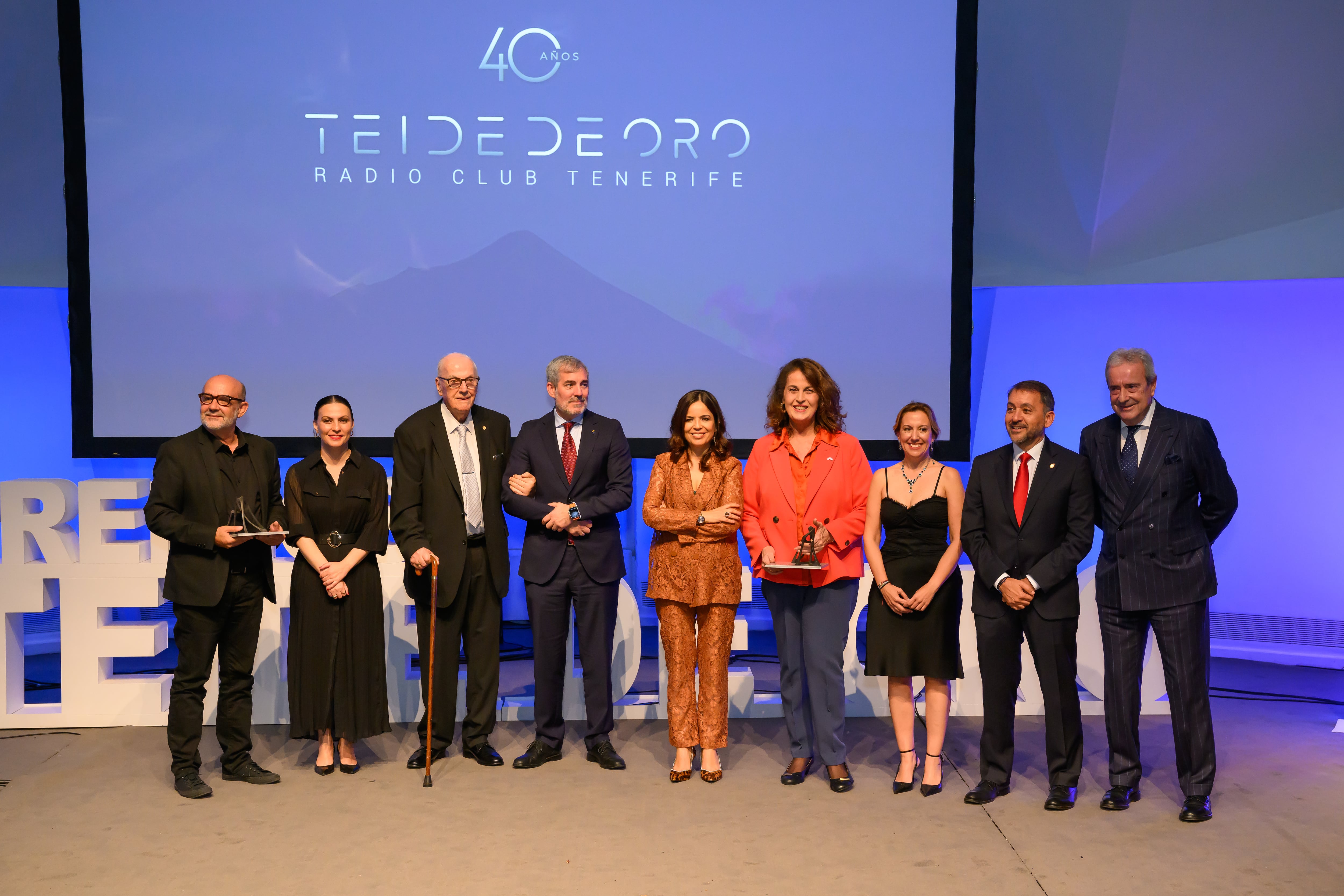 Premiados de la 40ª edición de los Premios Teide de Oro junto a la directora de Cadena SER en Canarias y las autoridades