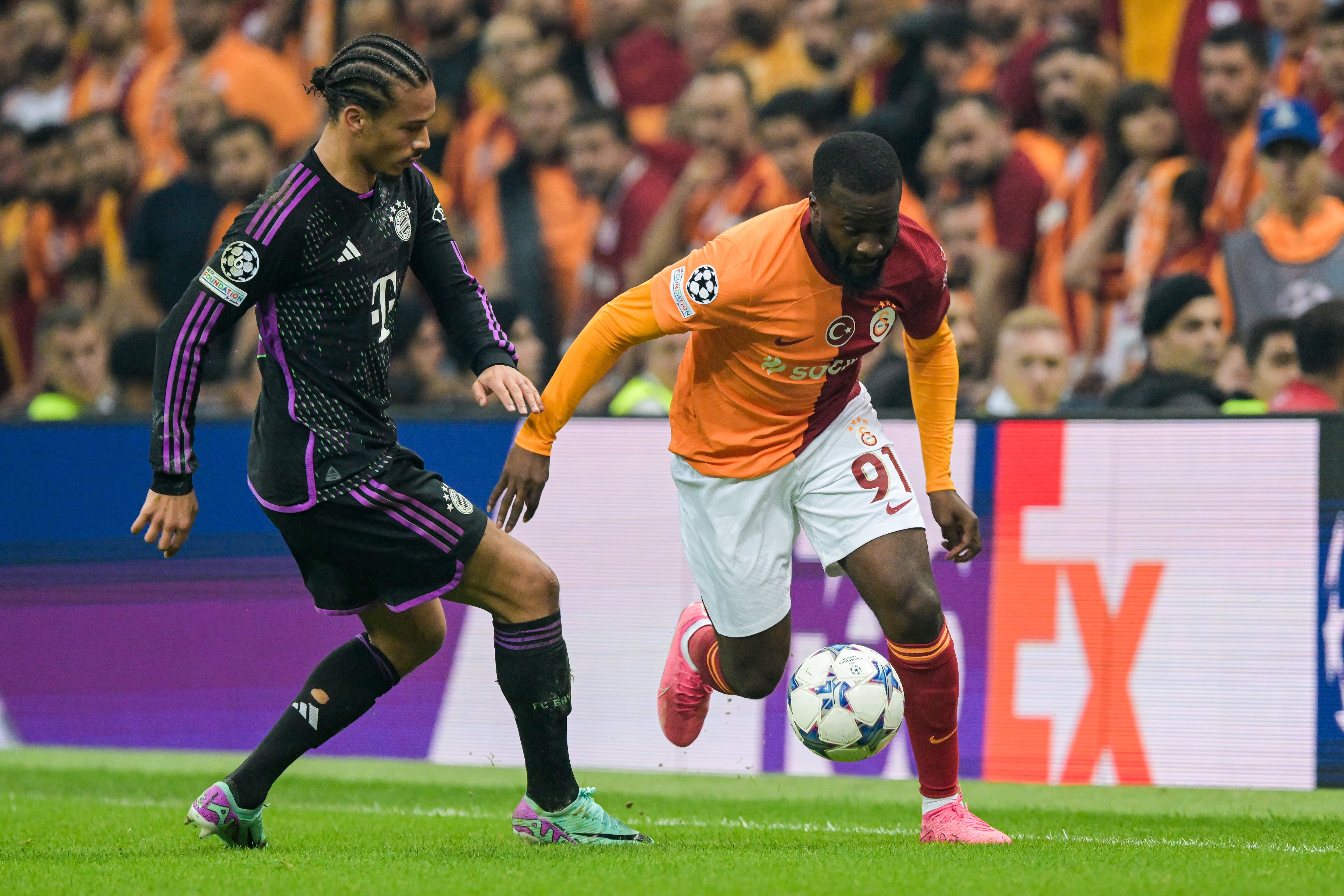 Tanguy Ndombélé durante el partido entre Galatasaray y Bayern Múnich