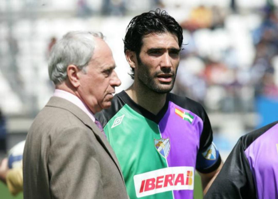 Joaquín Peiró, junto a Fernando Sanz, en un partido homenaje en La Rosaleda