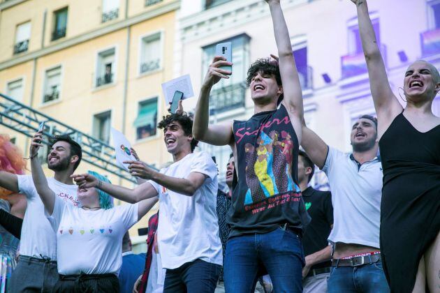 Los &#039;Javis&#039; Javier Calvo (3d) y Javier Ambrossi (3i) ofrecen el pregón que da inicio a las fiestas del Orgullo 2018 en Madrid, que ha tenido lugar esta tarde en la plaza de Pedro Zerolo