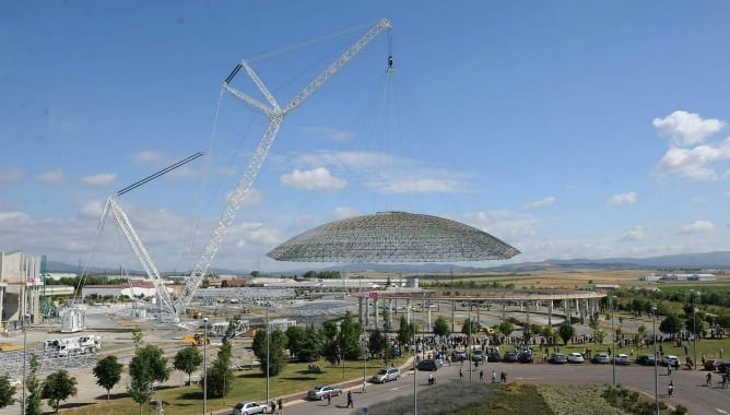 Una grúa de 200 metros de altura, similar a la que colocó la cúpula en el Buesa Arena, será utilizada para reparar el espigón de La Zurriola.