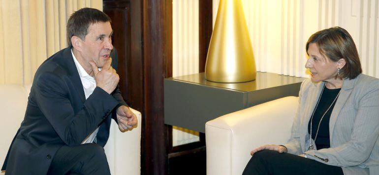 La presidenta del Parlament, Carme Forcadell junto al líder abertzale y secretario general de Sortu, Arnaldo Otegi durante la reunión que mantuvieron en su despacho.