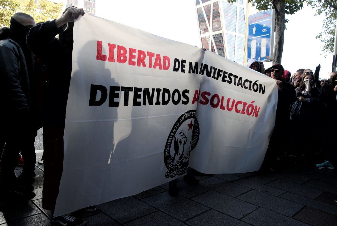 Jóvenes integrantes del Movimiento Antirrepresivo de Madrid con una pancarta en la que se lee, `Libertad de Manifestación, Detenidos Absolución´