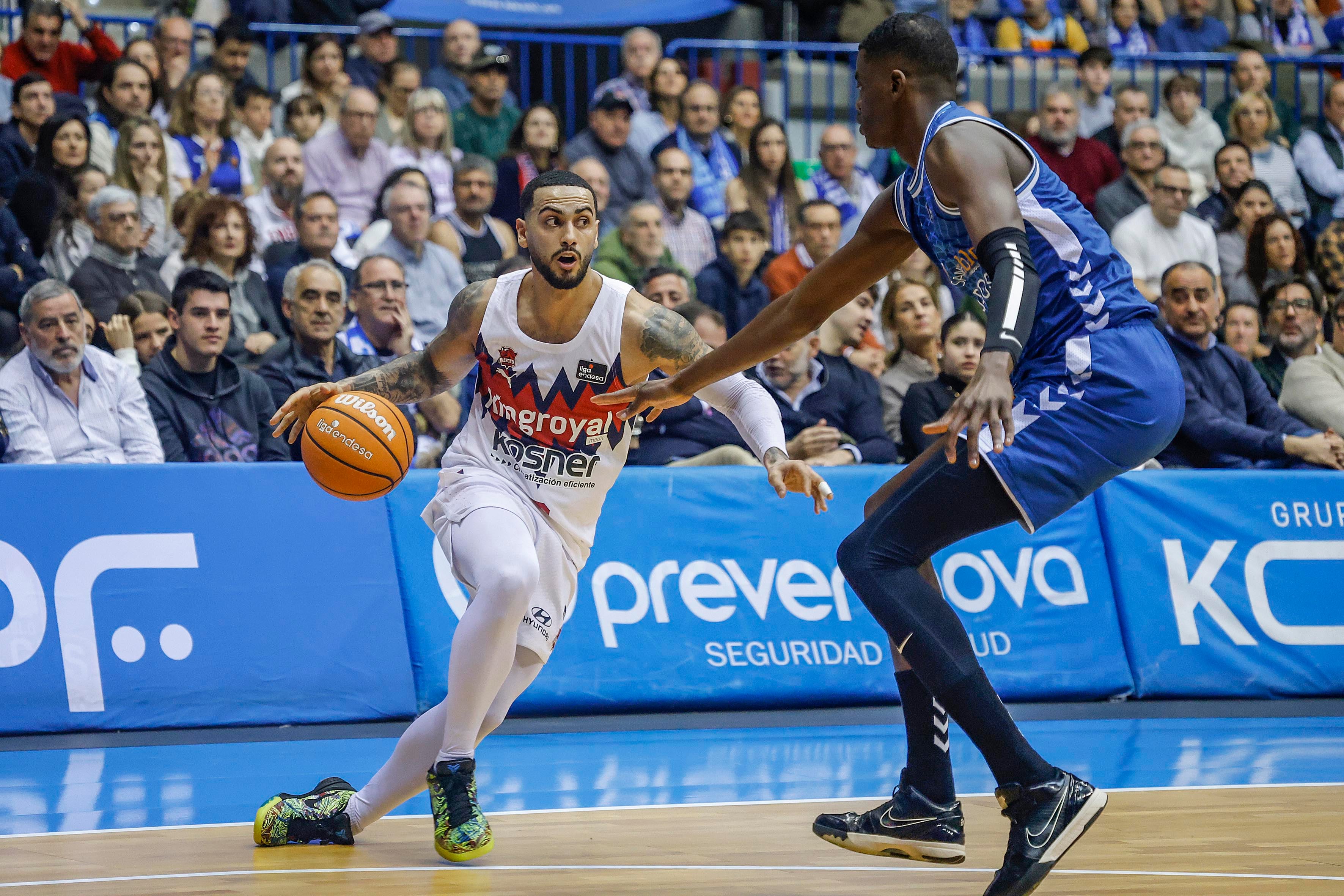 BURGOS, 15/03/2026.- Markus Howard, del Kosner Baskonia y Yannick Nzosa, del San Pablo Burgos, durante el partido de baloncesto de jornada 22 de la liga Endesa. EFE/Santi Otero