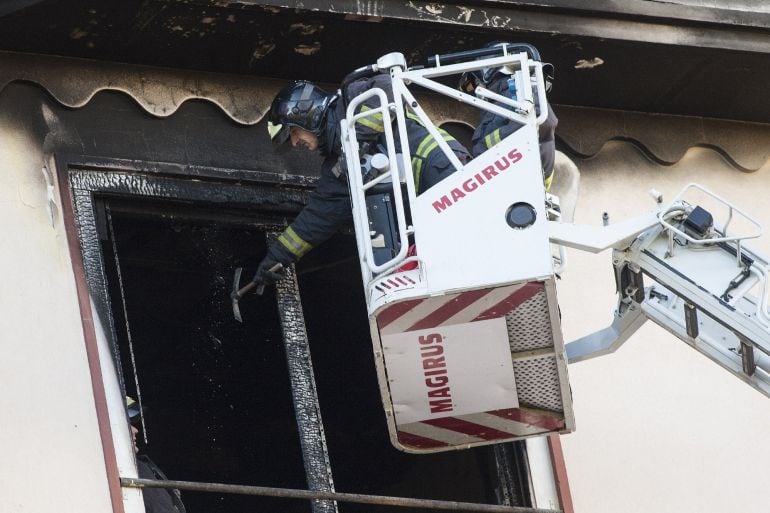 Los bomberos de Zaragoza, durante la intervención en el incendio 
