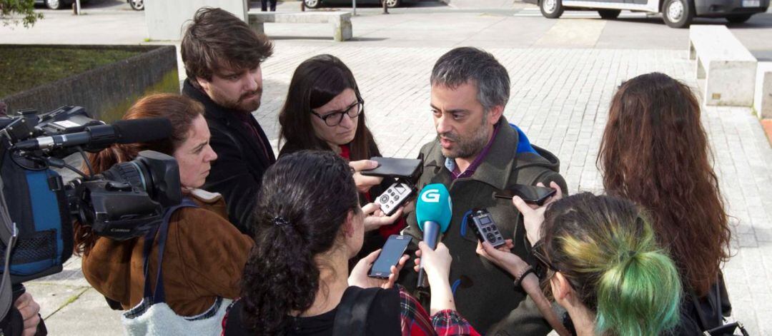 Xulio Ferreiro junto con periodistas de A Coruña