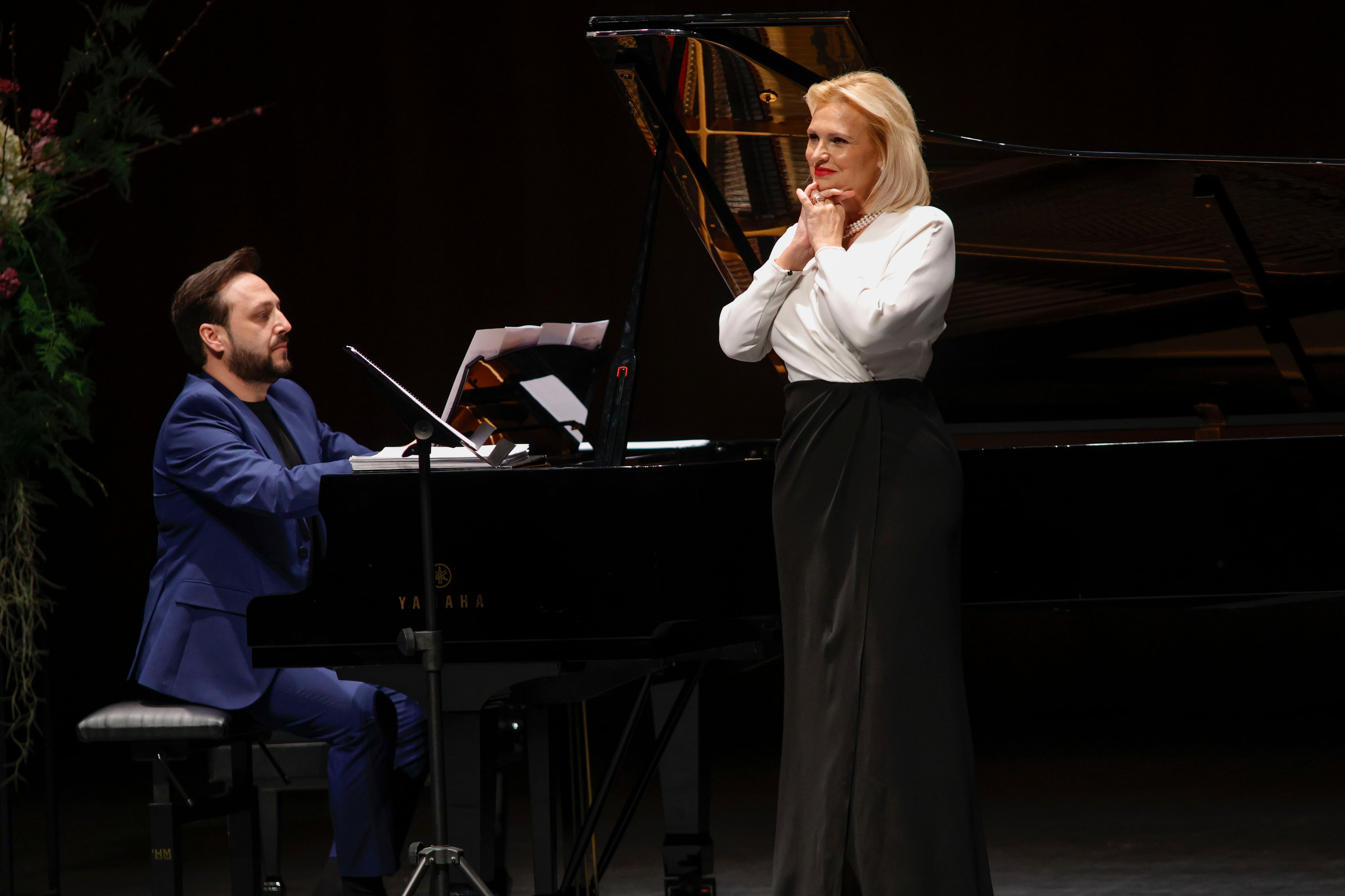 La soprano Ainhoa Arteta, durante su recital de este sábado junto al pianista Javier Carmena en el Auditorio de Ferrol (foto: Kiko Delgado / EFE)