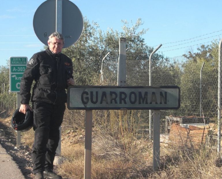 Un guarromanense junto al cartel de su pueblo 