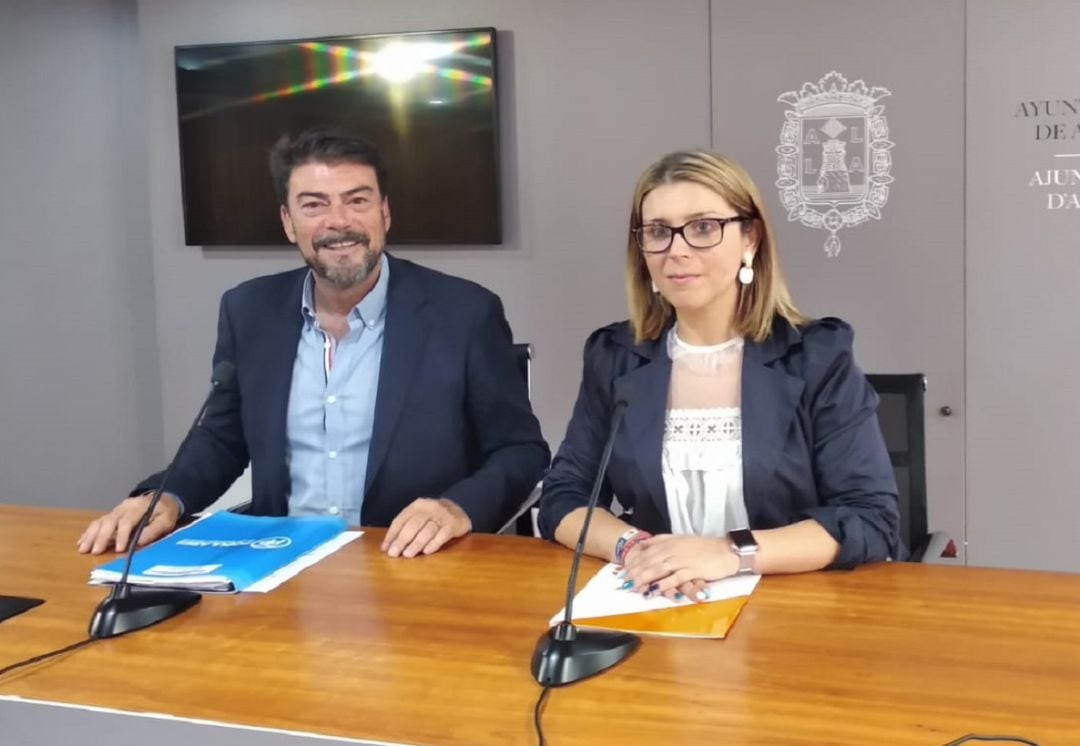 El alcalde Luis Barcala y la portavoz municipal, Mari Carmen Sánchez, en su primera rueda de prensa de la legislatura