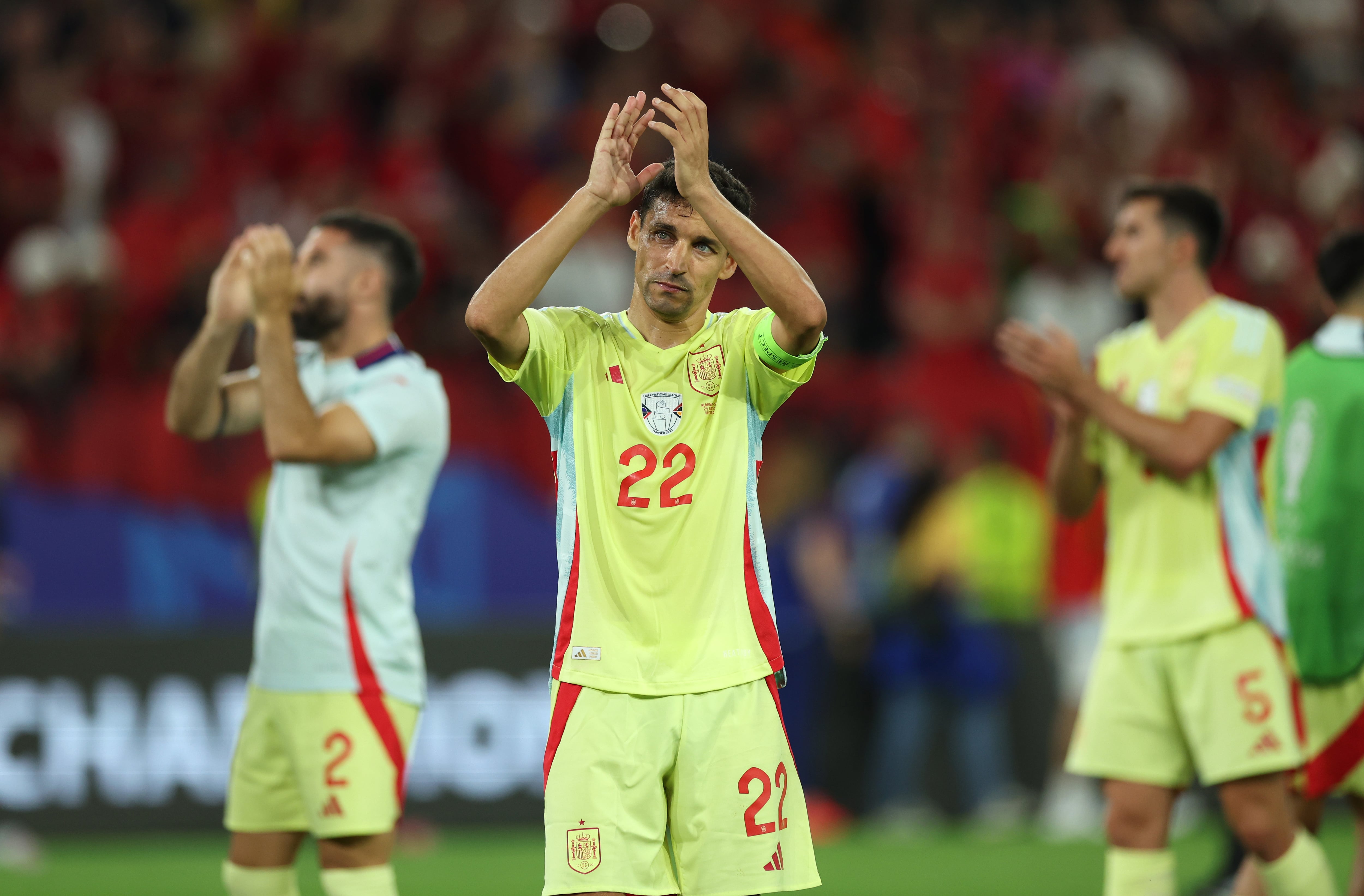 Jesús Navas aplaude a la afición española tras el Albania - España