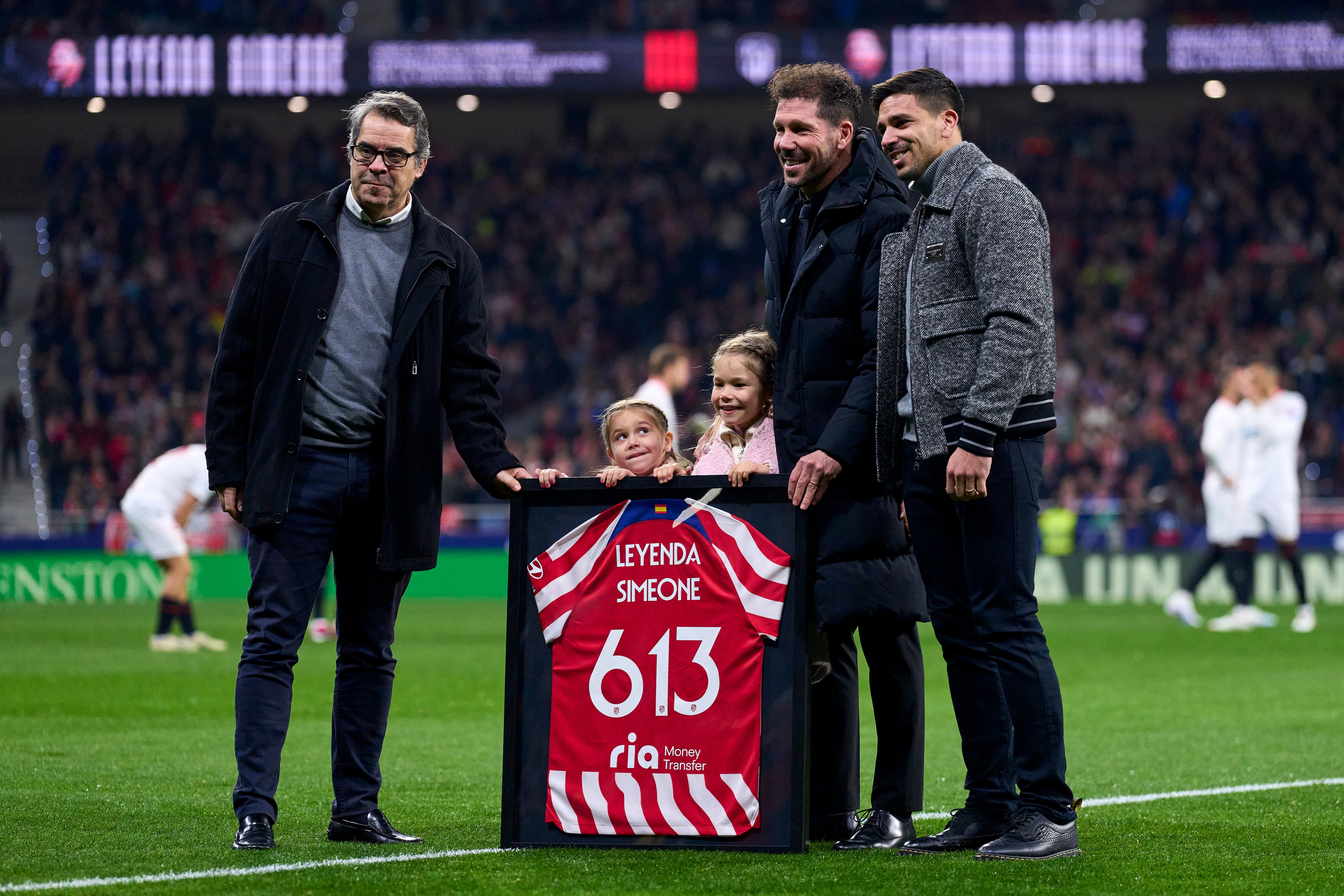 Simeone celebra sus 613 partidos junto a su familia.