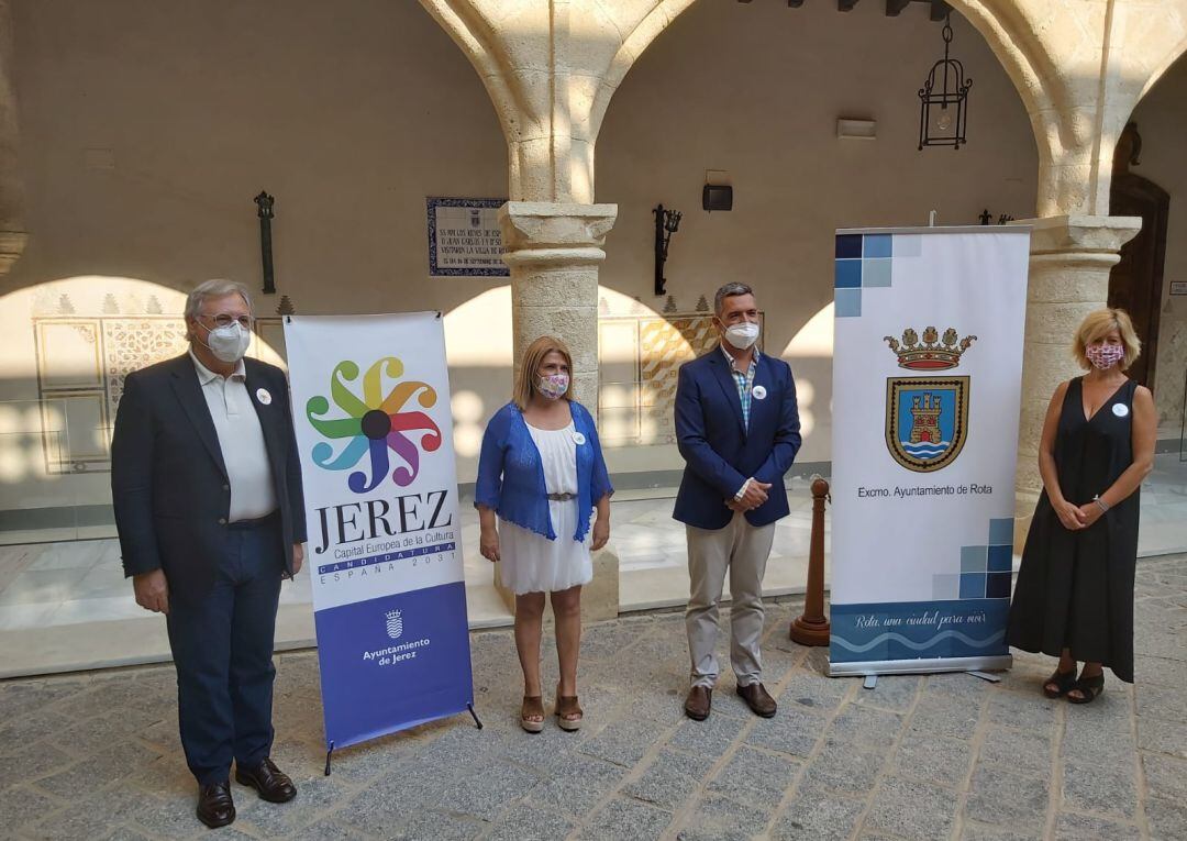 El alcalde de Rota, Javier Ruiz, junto a la alcaldesa de Jerez Mamen Sánchez este martes en el Ayuntamiento de Rota