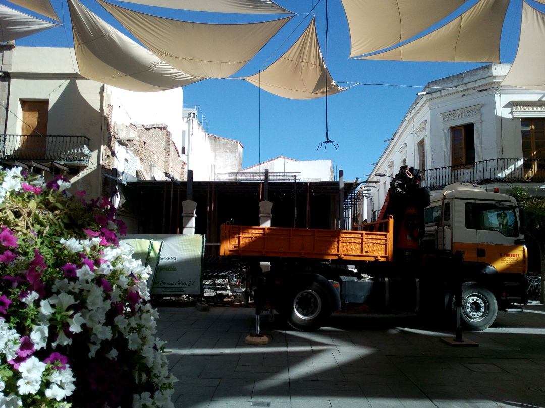 Toldos protectores en la Plaza de España de Villanueva de la Serena