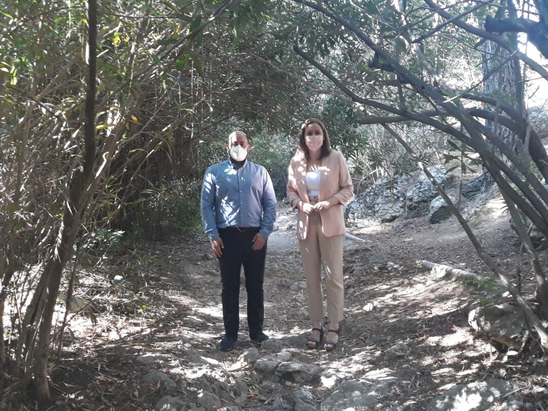 Momento de la visita de la delegada de Turismo en funciones, Marian Adan al paraje del rio Cuadros, acompañada por el alcalde de Bedmar, Pablo Ruíz